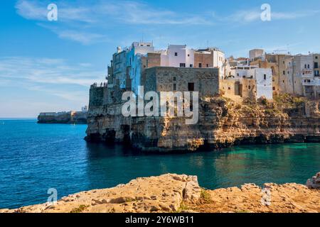 Die antike Stadt Polignano a Mare, Italien, thront auf Kalksteinklippen mit Blick auf die Adria. Stockfoto