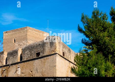 Mittelalterliche Mauern und Turm des Castello Normanno-Svevo in Bari, Italien Stockfoto