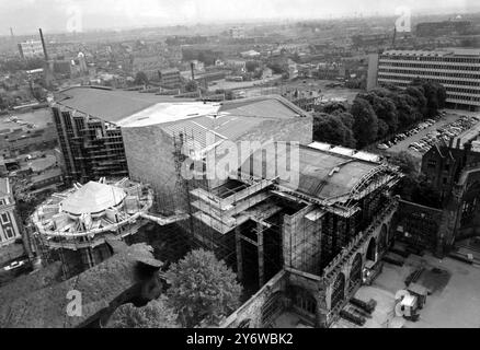 COVENTRY GERÜSTE IN DER NEUEN COVENTRY CATHEDRAL WARWICKSHIRE 9. MAI 1961 Stockfoto