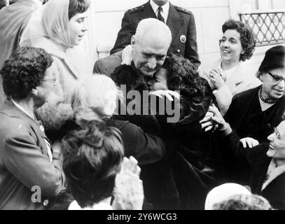 PORTUGIESISCHER PREMIERMINISTER ANTONIO DE OLIVEIRA SALAZAR MIT EINER MENSCHENMENGE IN LISSABON AM 1. MAI 1961 Stockfoto