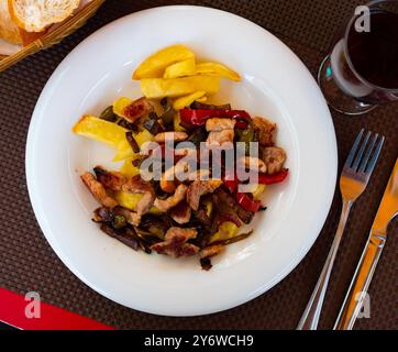 Gebratene Fleischstreifen mit Paprika und gebratenen Kartoffeln Stockfoto