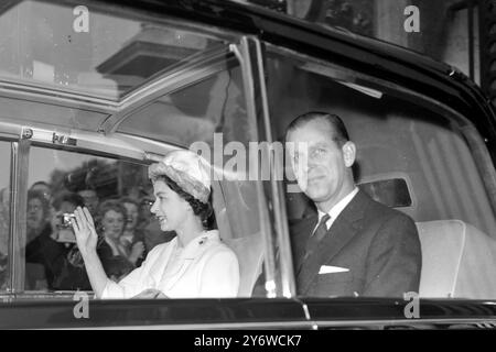 KÖNIGIN ELISABETH II. MIT PRINZ PHILIPP IN EINEM AUTO AM 29. APRIL 1961 Stockfoto