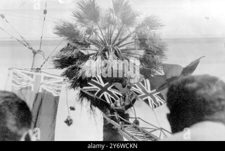 UNIO JACK FLAGGE BEREIT FÜR DEN BESUCH VON KÖNIGIN ELISABETH II. IN SARDINIEN AM 29. APRIL 1961 Stockfoto