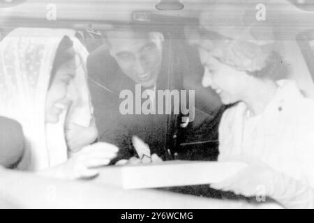 KÖNIGIN ELISABETH II. ERHÄLT AM 30. APRIL 1961 EIN GESCHENK IN NEAPEL Stockfoto