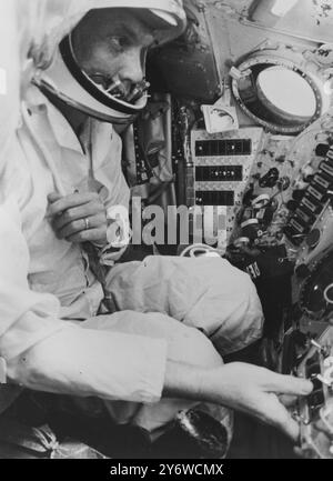 US-AMERIKANISCHER ASTRONAUT JOHN GLENN IM COCKPIT / 29. APRIL 1961 Stockfoto