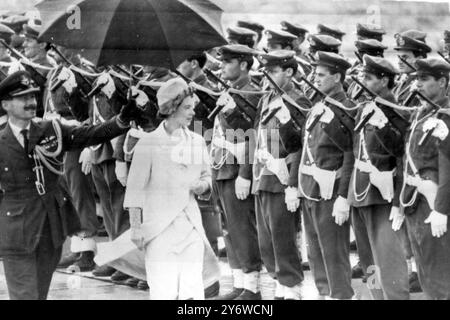 KÖNIGIN ELISABETH II. EHRENWACHE CAGLIARI FLUGHAFEN SARDINIEN 29. APRIL 1961 Stockfoto