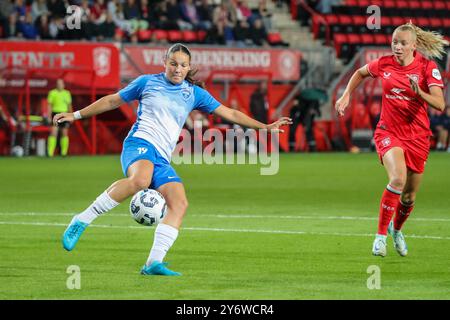 Enschede, Niederlande. September 2024. Enschede, Niederlande, 26. September 2024: Paula Petkovic (19 Osijek) mit dem Ball während des Fußballspiels der UEFA Women's Champions League Runde 2 zwischen dem FC Twente und Osijek in de Grolsch Veste in Enschede, Niederlande. (Leiting Gao/SPP) Credit: SPP Sport Press Photo. /Alamy Live News Stockfoto