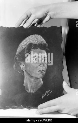 KÖNIGIN ELISABETH II. SKIZZIERT SIE VON DER ITALIENISCHEN KUNST SARDINIEN AM 27. APRIL 1961 Stockfoto