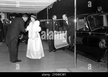 KÖNIGIN ELISABETH II. KOMMT ZUR PREMIERE DER GUNS OF NAVARONE / 27. APRIL 1961 Stockfoto