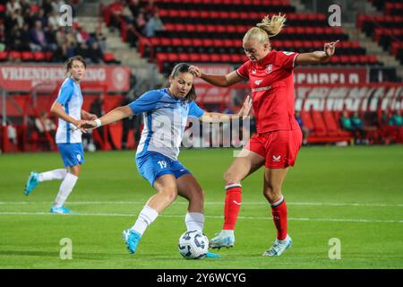 Enschede, Niederlande. September 2024. Enschede, Niederlande, 26. September 2024: Paula Petkovic (19 Osijek) und Ella Peddemors (6 FC Twente) kämpfen um den Besitz während des Fußballspiels der UEFA Women's Champions League Runde 2 zwischen dem FC Twente und Osijek in de Grolsch Veste in Enschede, Niederlande. (Leiting Gao/SPP) Credit: SPP Sport Press Photo. /Alamy Live News Stockfoto