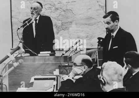RECHT & ORDNUNG GRYNZSPAN GIBT BEWEISE IM EICHMANN-PROZESS MIT ROBERT SERVATIUS IM HINTERGRUND 25. APRIL 1961 Stockfoto