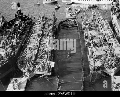 AM 25. APRIL 1961 WURDE DAS KÖNIGLICH SCHWEDISCHE KRIEGSSCHIFF VASA AUS DEM STOCKHOLMER HAFEN AUFGEZOGEN. SIE SANK AUF IHRER JUNGFERNFAHRT AM 10. AUGUST 1628. DAS SCHIFF WIRD FAST DAS GANZE JAHR ÜBER GEBAUT. SCHWEDEN. Stockfoto