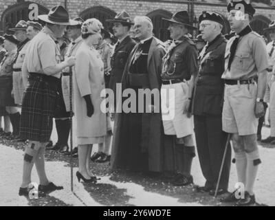 KÖNIGIN ELISABETH II. MIT BISCHOF BRIGHT PLAUDERTE 24. APRIL 1961 IN WINDSOR Stockfoto