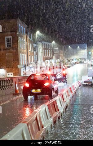 Bewdley, Großbritannien, 26. September 2024. Das Wetter in Großbritannien: Die ärmliche Stadt Bewdley in Worcestershire am Fluss Severn ist stärker niederschlagsreich. Die neuen Hochwasserschutzanlagen sind noch im Bau, da die starken Regenfälle andauern. Quelle: Lee Hudson/Alamy Live News Stockfoto