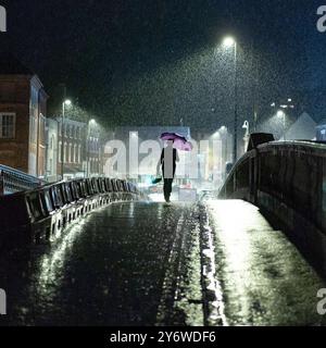 Bewdley, Großbritannien, 26. September 2024. Das Wetter in Großbritannien: Die ärmliche Stadt Bewdley in Worcestershire am Fluss Severn ist stärker niederschlagsreich. Die neuen Hochwasserschutzanlagen sind noch im Bau, da der starke Regen andauert. Quelle: Lee Hudson/Alamy Live News Stockfoto