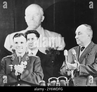 RAUMFAHRT MAJOR JURI GAGARIN VOR DER LENIN-STATUE MIT NESMEYANOV IN MOSKAU AM 20. APRIL 1961 Stockfoto