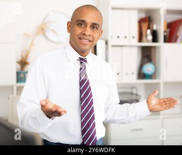 Lateinamerikanischer Geschäftsmann im Amt Stockfoto