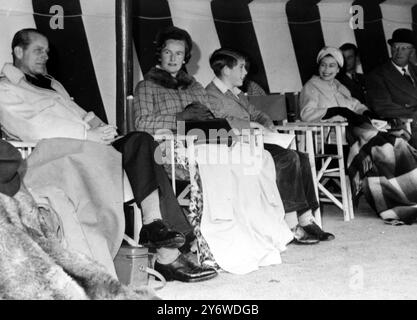 HORSE TRIALS BADMINTON – KÖNIGIN ELISABETH II. UND PRINZ KARL 20. APRIL 1961 Stockfoto