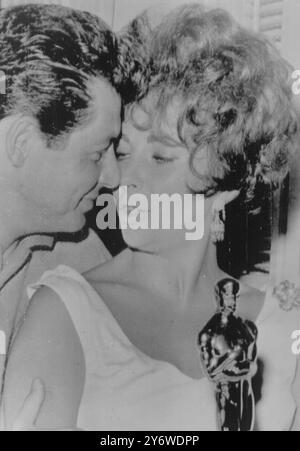 EDDIE FISHER MIT ELIZABETH TAYLOR HOLDING OSCAR / 19. APRIL 1961 Stockfoto