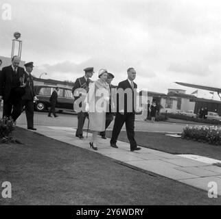 KÖNIGIN ELIZABETH II. UND PRINZ PHILIP GEHEN AM FLUGHAFEN LONDON AM 20. APRIL 1961 ZUM FLUGZEUG Stockfoto