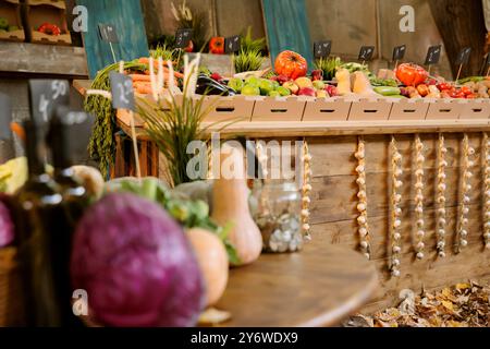 Eine große Auswahl an frisch geerntetem Obst und Gemüse wird auf einem Holztisch ausgestellt und steht auf dem Bauernhof fair Trade. Das Bild zeigt saisonale, hausgemachte Produkte an den greenmarket Kiosks. Stockfoto