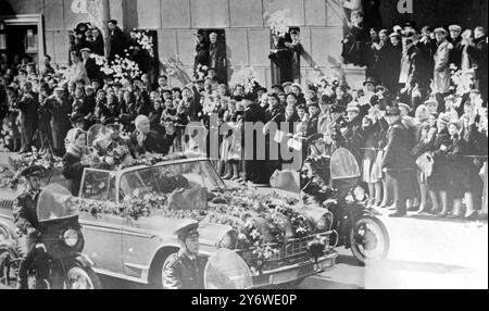 SOWJETISCHER PREMIER NIKITA CHRUSCHTSCHOW MIT JURI GAGARIN IN MOSKAU / 19. APRIL 1961 Stockfoto