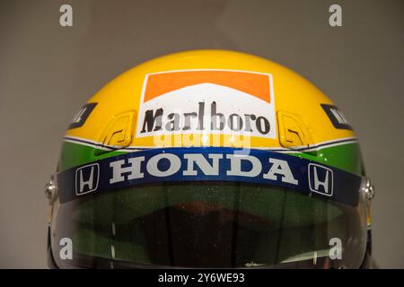 Der Helm des ehemaligen Rennfahrers Ayrton Senna, ausgestellt in der H.S.H The Prince of Monaco's Car Collection in Monte-Carlo. Stockfoto