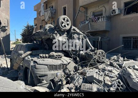 Saksakiyeh, Libanon. September 2024. Das Foto vom 26. September 2024 zeigt Fahrzeuge, die bei israelischen Luftangriffen in Saksakiyeh im Südlibanon beschädigt wurden. Seit Donnerstag hat die Gesamtzahl der Todesopfer durch die Auseinandersetzungen zwischen Israel und Hisbollah seit dem letzten Oktober 1.540 erreicht, mit insgesamt 5.410 Verletzungen, so das libanesische gesundheitsministerium. Quelle: Ali Hashisho/Xinhua/Alamy Live News Stockfoto