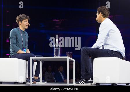 Turin, Italien. September 2024. Der amerikanische Unternehmer Sam Altman (links) (CEO von OpenAI) spricht mit John Elkann (CEO von Exor und Chairman von Stellantis und Ferrari) auf der italienischen Tech Week 2024 Credit: Marco Destefanis/Alamy Live News Stockfoto