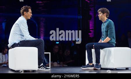 Turin, Italien. September 2024. Der amerikanische Unternehmer Sam Altman (rechts) (CEO von OpenAI) spricht mit John Elkann (CEO von Exor und Chairman von Stellantis und Ferrari) auf der italienischen Tech Week 2024 Credit: Marco Destefanis/Alamy Live News Stockfoto