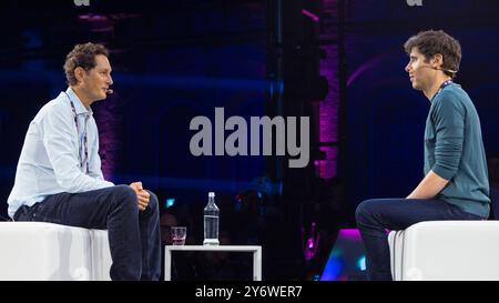 Turin, Italien. September 2024. Der amerikanische Unternehmer Sam Altman (rechts) (CEO von OpenAI) spricht mit John Elkann (CEO von Exor und Chairman von Stellantis und Ferrari) auf der italienischen Tech Week 2024 Credit: Marco Destefanis/Alamy Live News Stockfoto