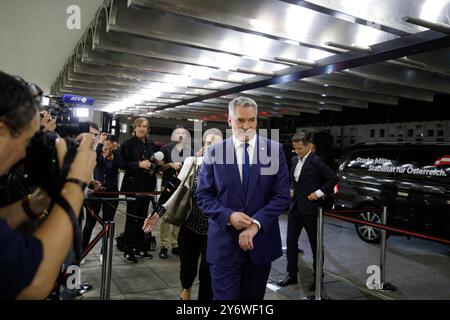 Wien, Österreich. September 2024. ÖSTERREICH; WIEN; 20240926; Bundeskanzler Karl Nehammer (OeVP), bei seiner Ankunft zur Diskussionsrunde der Spitzenkandidaten für die bevorstehenden Nationalratswahlen am 29. September 2024 im ORF-Studio in Wien. /// ÖSTERREICH; WIEN; 20240926; Bundeskanzler Karl Nehammer (ÖVP), bei seiner Ankunftzu der Diskusionrunde der Spitzenkandidaten für die kommende Nationalratswahl am 29. September im ORF Studio in Wien am 26. September 2024. - 20240926 PD14895 Credit: APA-PictureDesk/Alamy Live News Stockfoto