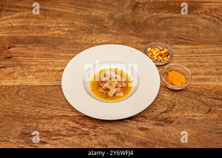 Ecuadorianische Ceviche umfasst Tomaten- und Tomatensoße Stockfoto