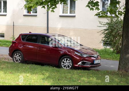 HAVIROV, TSCHECHIEN – 21. SEPTEMBER 2023: Roter Toyota Auris Fließheck-Hybridwagen parkt auf der Straße Stockfoto