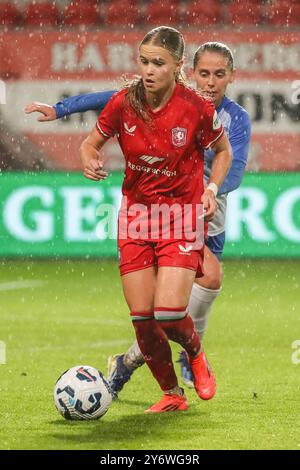 Enschede, Niederlande. September 2024. Enschede, Niederlande, 26. September 2024: Sophie Proost (19 FC Twente) spielt mit dem Ball während des Fußballspiels der UEFA Women's Champions League Runde 2 zwischen dem FC Twente und Osijek in de Grolsch Veste in Enschede, Niederlande. (Leiting Gao/SPP) Credit: SPP Sport Press Photo. /Alamy Live News Stockfoto