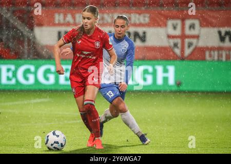 Enschede, Niederlande. September 2024. Enschede, Niederlande, 26. September 2024: Sophie Proost (19 FC Twente) spielt mit dem Ball während des Fußballspiels der UEFA Women's Champions League Runde 2 zwischen dem FC Twente und Osijek in de Grolsch Veste in Enschede, Niederlande. (Leiting Gao/SPP) Credit: SPP Sport Press Photo. /Alamy Live News Stockfoto