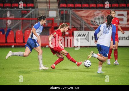 Enschede, Niederlande. September 2024. Enschede, Niederlande, 26. September 2024: Sophie Proost (19 FC Twente) trifft während des Fußballspiels der UEFA Women's Champions League Runde 2 zwischen dem FC Twente und Osijek in de Grolsch Veste in Enschede, Niederlande. (Leiting Gao/SPP) Credit: SPP Sport Press Photo. /Alamy Live News Stockfoto