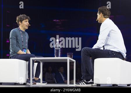 Turin, Italien. September 2024. Der amerikanische Unternehmer Sam Altman (links) (CEO von OpenAI) spricht mit John Elkann (CEO von Exor und Chairman von Stellantis und Ferrari) auf der italienischen Tech Week 2024 Stockfoto