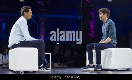 Turin, Italien. September 2024. Der amerikanische Unternehmer Sam Altman (rechts) (CEO von OpenAI) spricht mit John Elkann (CEO von Exor und Chairman von Stellantis und Ferrari) auf der italienischen Tech Week 2024 Stockfoto