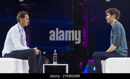 Turin, Italien. September 2024. Der amerikanische Unternehmer Sam Altman (rechts) (CEO von OpenAI) spricht mit John Elkann (CEO von Exor und Chairman von Stellantis und Ferrari) auf der italienischen Tech Week 2024 Stockfoto