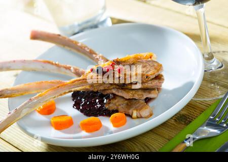 Gebratenes Hammelfleisch mit Beerensauce und Karotte Stockfoto