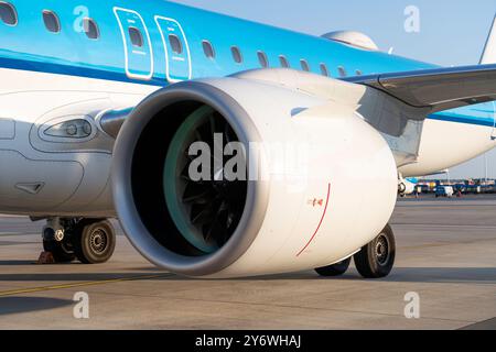 Moderne getriebene Turbofan-Jet-Engine in blauen Flugzeugen Stockfoto