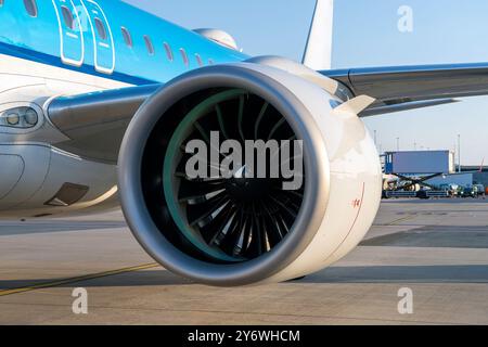 Moderne getriebene Turbofan-Jet-Engine in blauen Flugzeugen Stockfoto