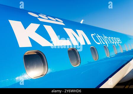 KLM Cityhopper-Logo auf dem Embraer 195-E2 Jet Aircraft, Corporate Branding der Fluggesellschaft Stockfoto