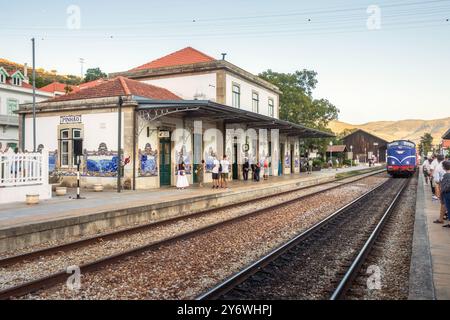 Pinhão, Portugal - 5. Oktober 2023: Blick auf den Bahnhof Pinhão in Portugal mit der Ankunft des Zuges, an einem späten Nachmittag im Herbst. Stockfoto