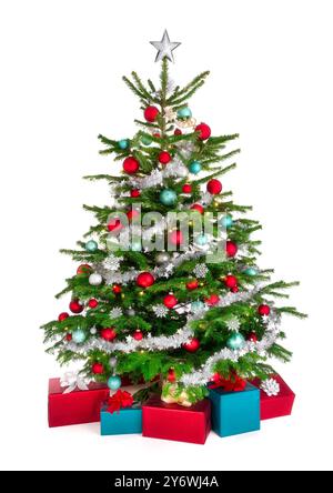 Herrlicher Weihnachtsbaum mit roten, blauen und silbernen Ornamenten, Geschenkboxen und einem Top-Stern, Studio isoliert auf reinem weiß Stockfoto