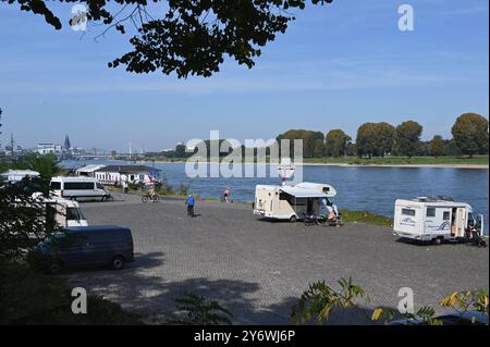 Wohnmobil stehen am Rheinufer. Im Hintergrund die Stadt Köln mit Dom *** Wohnmobile am Rheinufer im Hintergrund die Stadt Köln mit dem Dom Stockfoto