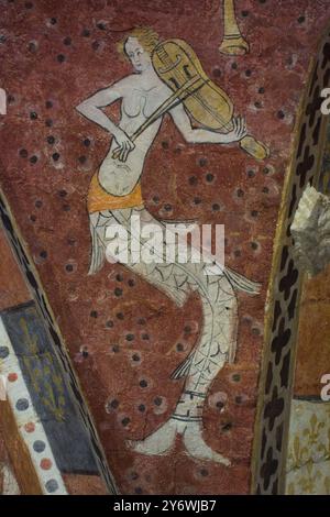 Mittelalterliche gemalte Meerjungfrauenfiguren in der Krypta der Kathedrale von Beauvais. Dargestellt mit Musikinstrumenten, Pfeife und tabor, Geige und Dudelsack Stockfoto