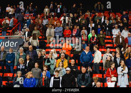 Enschede, Niederlande. September 2024. ENSCHEDE, NIEDERLANDE - 26. SEPTEMBER: Fans des fc twente beim zweiten Qualifikationsspiel der UEFA Women's Champions League zwischen dem FC Twente und ZNK Osijek am 26. September 2024 in de Grolsch Veste in Enschede, Niederlande. (Foto von Raymond Smit/Orange Pictures) Credit: Orange Pics BV/Alamy Live News Stockfoto