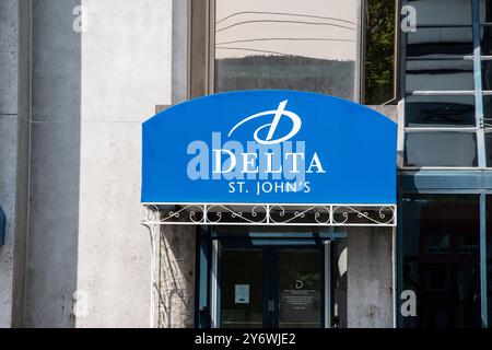 Delta Hotel Schild an der New Gower Street in der Innenstadt von St. John's, Neufundland & Labrador, Kanada Stockfoto